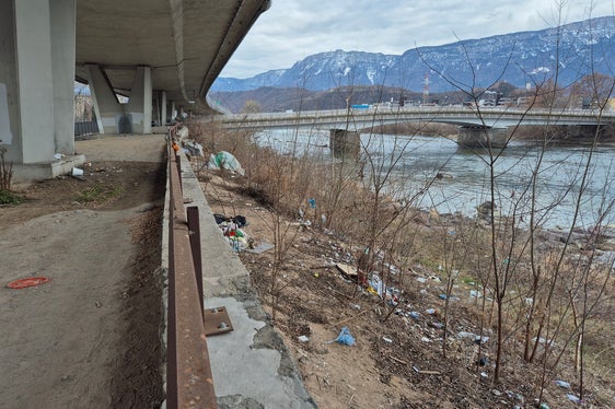Das Amt für Wildbach- und Lawinenverbauung Süd hat in Zusammenarbeit mit der Gemeinde Bozen, der Brennerautobahn AG A22, der Stadtpolizei und dem für Umwelthygiene zuständigen Dienstleister Seab umfangreiche Müllsammlungsarbeiten an den Ufern des Eisacks in Bozen durchgeführt. (Foto: LPA/Amt für Wildbach- und Lawinenverbauung Süd in der Agentur für Bevölkerungsschutz)