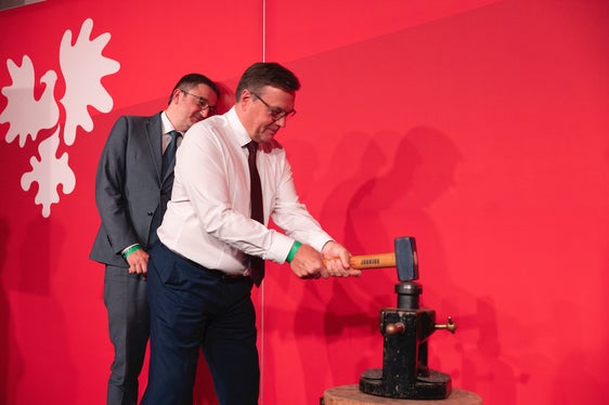 Euregio-Präsident Platter prägt eine Euregio-Gemeindemünze. (Foto: Land Tirol/Sedlak)