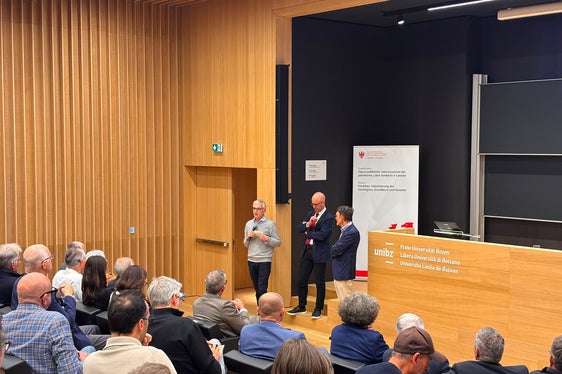 Sul palco: da sinistra il preside di Ingegneria Andrea Gasparella, il rettore della Libera Università di Bolzano Alex Weissensteiner e il direttore generale dell'ateneo Günther Mathà. (Foto: USP/unibz)