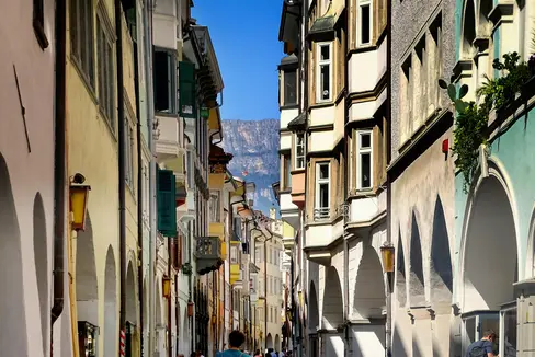 Das Gebäude in den Lauben 165 in Meran wird zum Haus der Kunst. Die Landesregierung hat am 22. Juli auf Vorschlag von Landesrat Christian Bianchi den Kauf der Immobilie beschlossen. (Foto: Pexels. Das Foto darf nur in Zusammenhang mit dieser Pressemitteilung genutzt werden.)