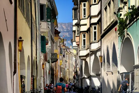 La Giunta provinciale ha approvato, nella seduta del 22 luglio, su proposta dell'assessore alle Opere pubbliche, valorizzazione del patrimonio, libro fondiario e catasto Christian Bianchi, l’acquisto dell’immobile sito in via Portici 165 a Merano, destinato a ospitare la nuova Casa dell’arte. (Foto: Pexels/Utilizzabile solo per la pubblicazione del presente comunicato stampa)