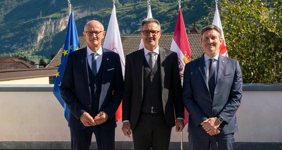 La Jonta dl’Euregio pra la ultima sentedes sot ala presidënza de Südtirol. Da man ciancia, l capitan Anton Mattle dl Tirol, l presidënt dl’Euregio y dla Jonta provinziela de Bulsan Arno Kompatscher y l vizepresidënt dla Jonta provinziela de Trënt Achille Spinelli. (Foto: USP/Daniel von Johnston)