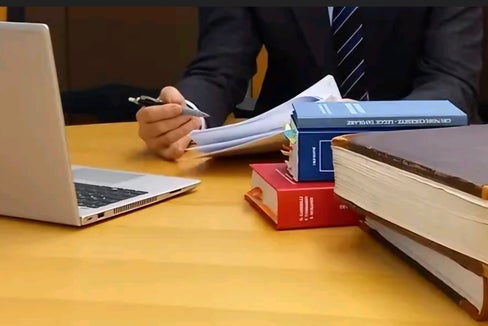 Der Befähigungslehrgang für angehende Grundbuchsführerinnen und -führer wird derzeit durchgeführt und läuft noch bis Ende Oktober. Die Landesregierung hat den Direktor der Abteilung Grundbuch und Kataster mit der Ernennung der Prüfungskommission für die Befähigungsprüfung beauftragt. (Foto: Landesabteilung Grundbuch und Kataster)