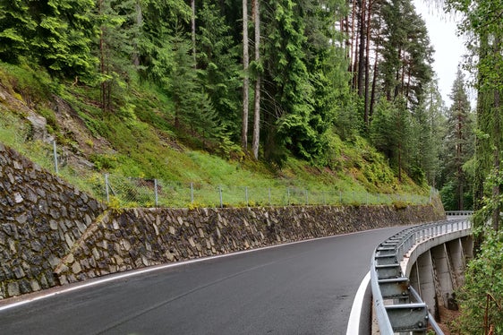 Grazie ai lavori effettuati, è migliorata notevolmente la percorribilità della strada provinciale 132 San Valentino in Campo-Nova Levante. (Foto: ASP/Ufficio tecnico strade centro/sud)