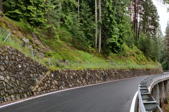 Grazie ai lavori effettuati, è migliorata notevolmente la percorribilità della strada provinciale 132 San Valentino in Campo-Nova Levante. (Foto: ASP/Ufficio tecnico strade centro/sud)