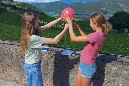 Sommeakademie Sapientia Ludens: Unter dem Motto Knack die Nuss! setzen sich Schülerinnen und Schüler aus ganz Südtirol auch in diesem Jahr wieder intensiv mit selbst gewählten Themen auseinander. Im Bild eine Momentaufnahme eines Workshops der Sommerakademie im vergangenen Jahr. (Foto: LPA/Pädagogische Abteilung der Deutschen Bildungsdirektion/Markus Kofler)