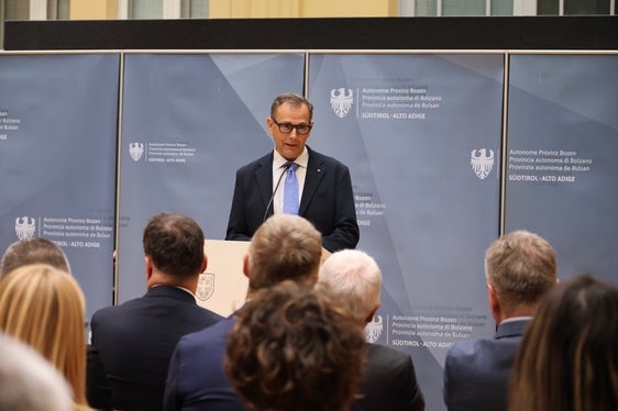 Direktor Franz Schöpf unterstrich die enge Zusammenarbeit mit lokalen Banken und Kapitalanlagegesellschaften, die Finanzierungen zu günstigen Bedingungen anbieten: Wir fördern Investitionen, die die Wettbewerbsfähigkeit unserer Betriebe stärken und ihnen den Weg in eine nachhaltige Zukunft öffnen. (Foto: LPA/Clara Masiero)