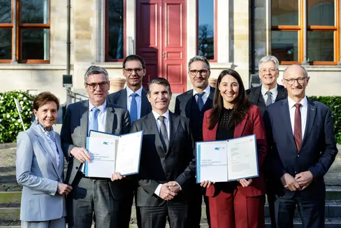 Die Zukunft der EU-Förderpolitik stand im Mittelpunkt eines Treffens der Alpenländer und der Makroregionalstrategie EU Strategy for the Alpine Region (EUSALP) in der Vertretung des Freistaates Bayern bei der EU in Brüssel (von links):
Brigitta Pallauf (Präsidentin des Salzburger Landtags), EU-Parlamentarier Herbert Dorfmann, Markus Wallner (Landeshauptmann Vorarlberg), Eric Beißwenger (Bayerischer Staatsminister für Europaangelegenheiten und Internationales), Landeshauptmann Arno Kompatscher, Sophia Kircher (Europaabgeordnete aus Tirol), Peter Kaiser (Landeshauptmann Kärnten) und Anton Mattle (Landeshauptmann Tirol). (Foto: LPA/bri/Iris Haidau)