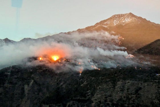 300 Feuerwehrleute bekämpften den Brand am Vinschger Sonnenberg oberhalb von Latsch, bis 19 Uhr waren auch 5 Löschhubschrauber im Einsatz; über Nacht wird Brandwache gehalten. (Foto: Landesfeuerwehrverband)