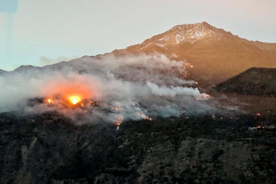 300 Feuerwehrleute bekämpften den Brand am Vinschger Sonnenberg oberhalb von Latsch, bis 19 Uhr waren auch 5 Löschhubschrauber im Einsatz; über Nacht wird Brandwache gehalten. (Foto: Landesfeuerwehrverband)