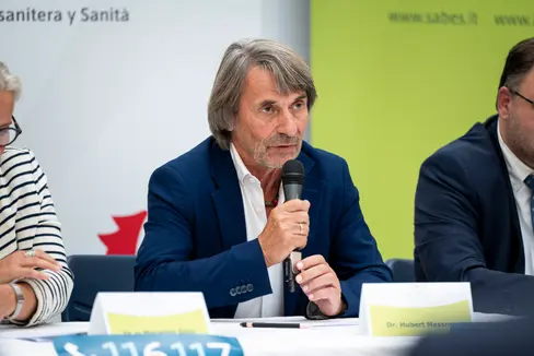 Mit der Gesundheitshotline 116117 schaffen wir einen einfachen und gut vernetzten Zugang zur Gesundheitsversorgung. Patientinnen und Patienten erhalten unkompliziert rasch Rat und Orientierung und gelangen schneller zur richtigen Hilfe, betont Gesundheitslandesrat Hubert Messner. (Foto: LPA/Fabio Brucculeri)