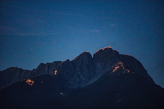 Immagine del mese giugno 2025: vista del Picco Ivigna durante la notte dei fuochi del Sacro Cuore, celebrata il 29 giugno (Foto: USP/Martin Geier)