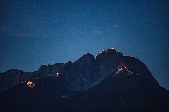 Immagine del mese giugno 2025: vista del Picco Ivigna durante la notte dei fuochi del Sacro Cuore, celebrata il 29 giugno (Foto: USP/Martin Geier)
