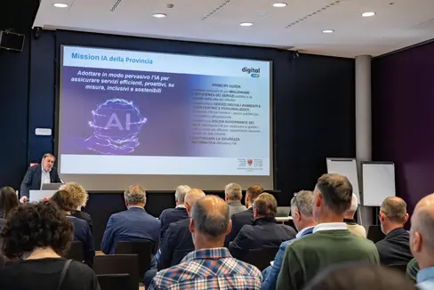 Ziel des KI-Einsatzes in der Landesverwaltung ist es, den Bürgerinnen und Bürgern die Kommunikation mit der öffentlichen Hand zu erleichtern sowie die Arbeitsabläufe innerhalb des Landes Südtirol zu unterstützen, produktiver und schneller zu machen, betont Josef T. Hofer, der Verantwortliche für den digitalen Wandel und Direktor der Abteilung Informatik im Land Südtirol. (Foto: LPA/Greta Stuefer)