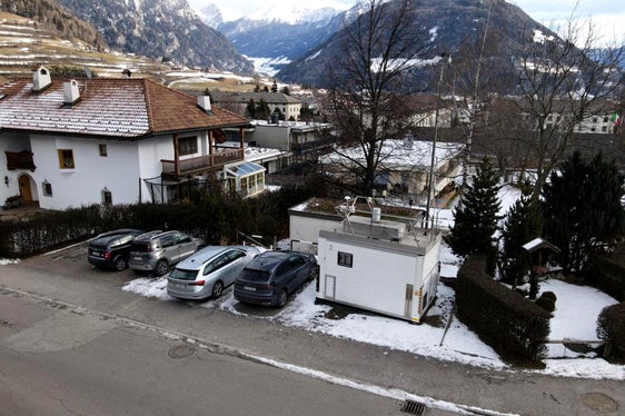 Seit Dezember 2022 überwacht die neue Luftmessstation in der Sterzinger St.-Margarethen-Straße die Luftqualität in Sterzing und im Wipptal. (Foto: Landesagentur für Umwelt und Klimaschutz/Nadia Franzoi)