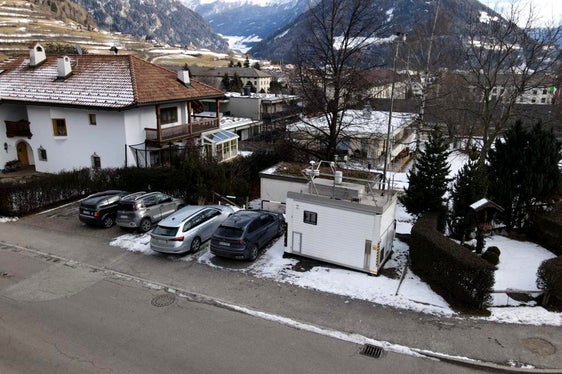 Seit Dezember 2022 überwacht die neue Luftmessstation in der Sterzinger St.-Margarethen-Straße die Luftqualität in Sterzing und im Wipptal. (Foto: Landesagentur für Umwelt und Klimaschutz/Nadia Franzoi)