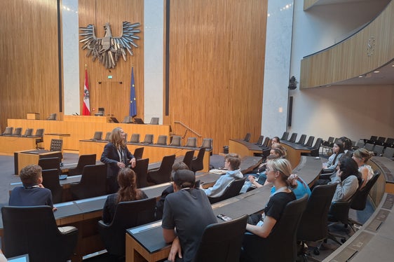 Rahmenprogramm beim Bundesredewettbewerb in Wien: Parlamentsführung (Foto: LPA/Landesamt für Jugendarbeit/Anita Demetz)