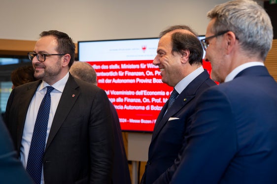 Da sinistra il vicepresidente Galateo, il viceministro Leo e il presidente Kompatscher (Foto: ASP/Fabio Brucculeri)