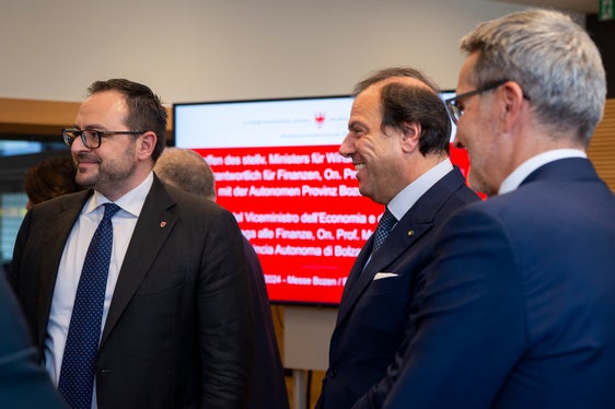 Da sinistra il vicepresidente Galateo, il viceministro Leo e il presidente Kompatscher (Foto: ASP/Fabio Brucculeri)
