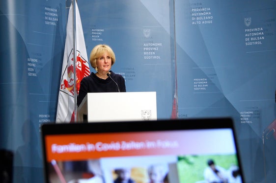 Landesrätin Deeg: Wir werden familienunterstützende Angebote in guter Zusammenarbeit mit allen Partnern weiter ausbauen. (Foto: LPA/Hannes Wisthaler)