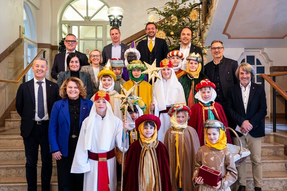 Mit Liedern und guten Wünschen für das kommende Jahr erinnerten sie an die Botschaft der Weisen aus dem Morgenland: Kaspar, Melchior und Balthasar bringen Segen, Freude und Glück fürs kommende Jahr. Den Abschluss ihres Besuchs bildete ein Lied sowie eine kleine Stärkung für die Sternsinger. (Foto: LPA/Fabio Brucculeri)