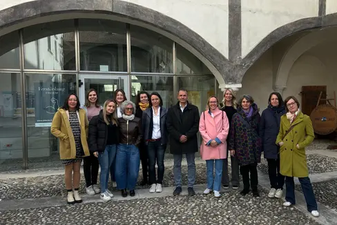 Arbeits-Landesrätin Magdalena Amhof (Fünfte von rechts) mit dem Team des Arbeitsvermittlungszentrums Schlanders und Mitarbeitern des Ressorts. (Foto: LPA/Ressort Europa, Arbeit und Personal)