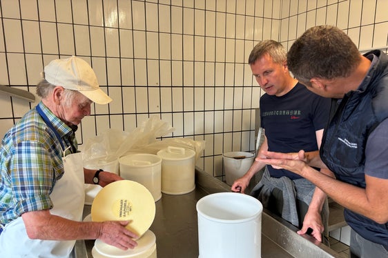 Produzione di formaggio (da sinistra): il casaro Josef Abertegger, l'assessore Luis Walcher e Bertram Stecher (Foto: USP/Dipartimento Agricoltura, Foreste, Turismo)