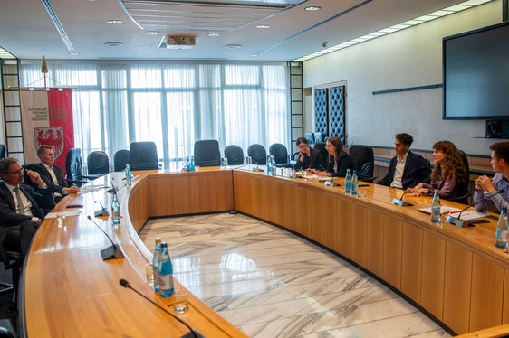 L'Associazione degli studenti sudtirolesi ha chiesto al presidente Kompatscher di creare le condizioni per uno scambio regolare fra tutte le istituzioni coinvolte nel settore degli alloggi a prezzi accessibili. Nella foto, il presidente Kompatscher con il direttore di Dipartimento, Ulrich Stofner (secondo da sinistra) (Foto: ASP/Fabio Brucculeri)