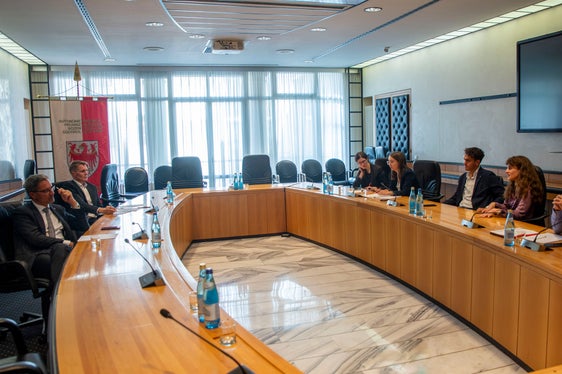 L'Associazione degli studenti sudtirolesi ha chiesto al presidente Kompatscher di creare le condizioni per uno scambio regolare fra tutte le istituzioni coinvolte nel settore degli alloggi a prezzi accessibili. Nella foto, il presidente Kompatscher con il direttore di Dipartimento, Ulrich Stofner (secondo da sinistra) (Foto: ASP/Fabio Brucculeri)