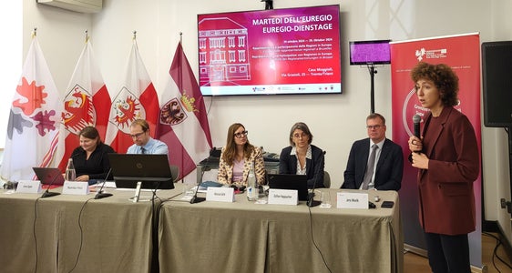 Elisa Bertò (Euregio) begrüßte unter anderem die Fachleute (v. l.) Anne Eppler, Maximilian Frisch, Alessia Setti, Esther Happacher und Jens Woelk. (Foto: Euregio)