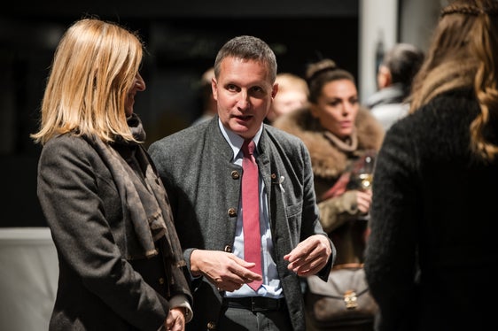 Im Austausch: Forstwirtschaftslandesrat Luis Walcher bei der Jägerprüfungsfeier. (Foto: LPA/Bernhard Aichner)