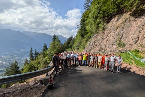 Gruppenbild bei der Wiedereröffnung der gesicherten Landesstraße von Meran nach Hafling (LS 98). Die Straße ist seit Montag, 10. August, um 18 Uhr, wieder in beide Richtungen befahrbar. (Foto: LPA/Ressort Infrastrukturen und Mobilität)