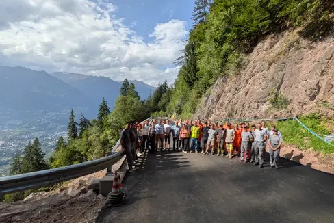 Gruppenbild bei der Wiedereröffnung der gesicherten Landesstraße von Meran nach Hafling (LS 98). Die Straße ist seit Montag, 10. August, um 18 Uhr, wieder in beide Richtungen befahrbar. (Foto: LPA/Ressort Infrastrukturen und Mobilität)