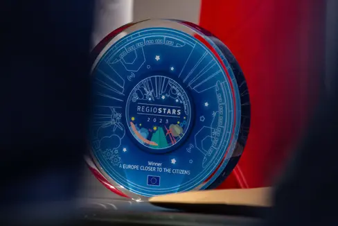 Nel 2023, l'EuregioFamilyPass è stato uno dei 30 progetti che hanno raggiunto la finale del premio RegioStars. L'EuregioFamilyPass è stato infine insignito del primo premio nella categoria Un'Europa vicina ai cittadini. (Foto: ASP/Greta Stuefer)