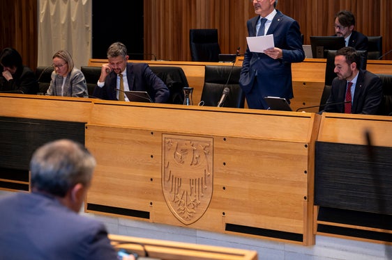 L presidënt dla Jonta provinziela Arno Kompatscher à te Cunsëi provinziel de Bulsan ai 2 de dezëmber prejentà la pruposta de bilanz 2026. (Foto: USP/Fabio Brucculeri)