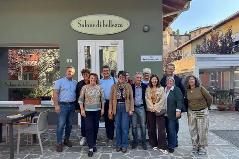 Eine Gruppe rund um Soziallandesrätin Rosmarie Pamer (3.v.l.) hat in Monza das Alzheimerdorf Il paese ritrovato besichtigt. Dort steht seit 2018 die personenzentrierte Pflege von Menschen mit Demenz im Fokus. (Foto: LPA)