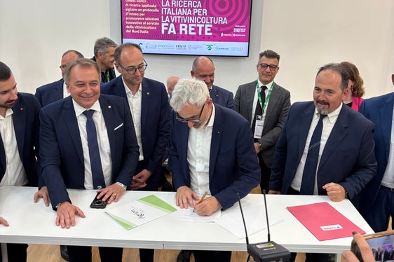 Laimburg-Direktor Michael Oberhuber (Zweiter von rechts) bei der Unterzeichnung der Rahmenvereinbarung. (Foto: LPA/Ressort Landwirtschaft, Forstwirtschaft und Tourismus/sp)