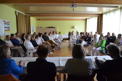 L'assessore Haubert Messner durante l'incontro con il personale medico dell'ospedale di Brunico. (Foto: ASP/Samuel Vieider).