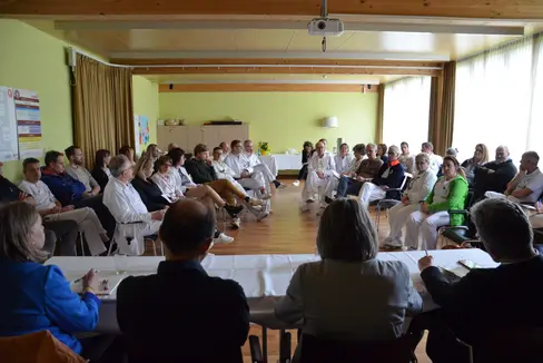 Gesundheitslandesrat Hubert Messner im Gespräch mit den Mitarbeiterinnen und Mitarbeitern am Krankenhaus Bruneck. (Foto: LPA/Samuel Vieider)