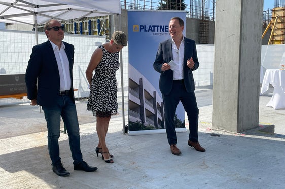 Die Landesräte Vettorato (l.) und Bessone bei der heutigen Grundsteinlegung (Foto: LPA/Gnews)