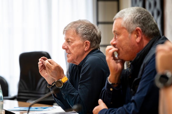 Il presidente dell'associazione Flavio Prinoth (da sinistra) e il vicepresidente, Roland Antholzer, hanno sottolineato l’importanza di offrire prospettive anche ai giovani maestri e alle giovani maestre di sci. (Foto: USP/Fabio Brucculeri)