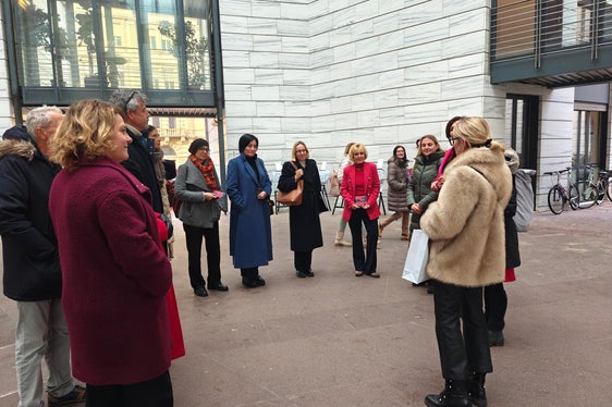 Lisa Trockner (im Bild ganz rechts), die Direktorin des Südtiroler Künstlerbunds, erklärte Landesrätinnen und Landtagsabgeordneten sowie den Vertreterinnen des Landesbeirats für Chancengleichheit die Bedeutung der Ausstellung. (Foto: LPA/Ursula Pirchstaller)