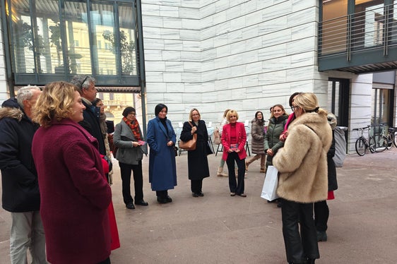 Lisa Trockner (im Bild ganz rechts), die Direktorin des Südtiroler Künstlerbunds, erklärte Landesrätinnen und Landtagsabgeordneten sowie den Vertreterinnen des Landesbeirats für Chancengleichheit die Bedeutung der Ausstellung. (Foto: LPA/Ursula Pirchstaller)