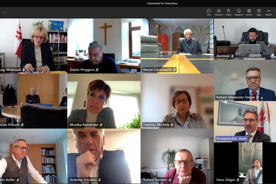 Austausch über die Ist-Situation im Bereich Obdach- und Wohnungslosigkeit in Südtirol in einem Online-Treffen mit Landeshauptmann Kompatscher und Soziallandesrätin Deeg (Foto: LPA)