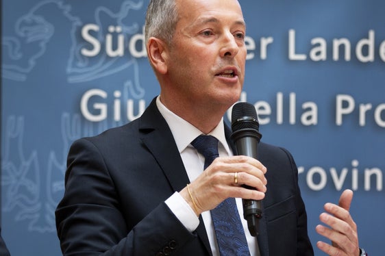 Con l'aggiornamento delle linee guida per i centri di riciclaggio e le isole ecologiche in Alto Adige, creiamo standard uniformi per tutti i Comuni. Questo garantisce maggiore chiarezza, sicurezza e un uso ancora più efficiente delle nostre risorse, sottolinea Peter Brunner, assessore provinciale alla Protezione dell'ambiente, della natura e del clima. (Foto: USP/Fabio Brucculeri)