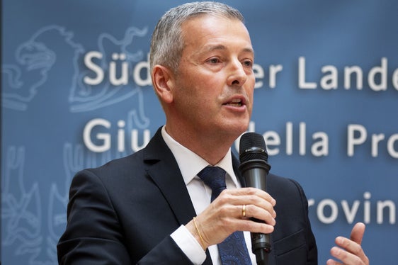 Con l'aggiornamento delle linee guida per i centri di riciclaggio e le isole ecologiche in Alto Adige, creiamo standard uniformi per tutti i Comuni. Questo garantisce maggiore chiarezza, sicurezza e un uso ancora più efficiente delle nostre risorse, sottolinea Peter Brunner, assessore provinciale alla Protezione dell'ambiente, della natura e del clima. (Foto: USP/Fabio Brucculeri)