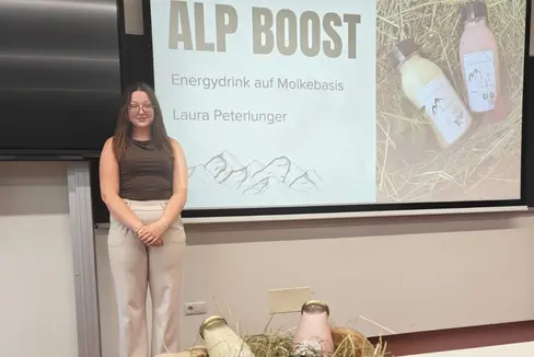 Una studentessa del quarto anno del corso di Tecnologie alimentari della Scuola professionale Laimburg durante la sua presentazione finale: il suo Alp Boost è una bevanda energetica a base di siero di latte. (Foto: USP/Scuola professionale di Laimburg)