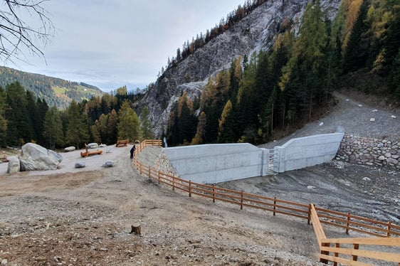 Neue Rückhaltesperre im Gamperbach in Proveis: Vor wenigen Wochen hat das Landesamt für Wildbachverbauung Süd die Arbeiten abgeschlossen, mittlerweile sind die Flächen am Ufer begrünt. (Foto: LPA/Landesamt für Wildbachverbauung Süd)
