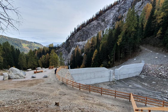 Neue Rückhaltesperre im Gamperbach in Proveis: Vor wenigen Wochen hat das Landesamt für Wildbachverbauung Süd die Arbeiten abgeschlossen, mittlerweile sind die Flächen am Ufer begrünt. (Foto: LPA/Landesamt für Wildbachverbauung Süd)