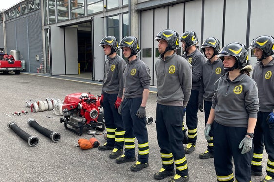 Auch der Umgang mit Pumpen will erlernt sein; das Bild entstand während des soeben abgeschlossenen elften Ausbildungskurses der Berufsfeuerwehr im Innenhof der Feuerwache an der Drususallee in Bozen. (Foto: LPA/Berufsfeuerwehr Bozen)